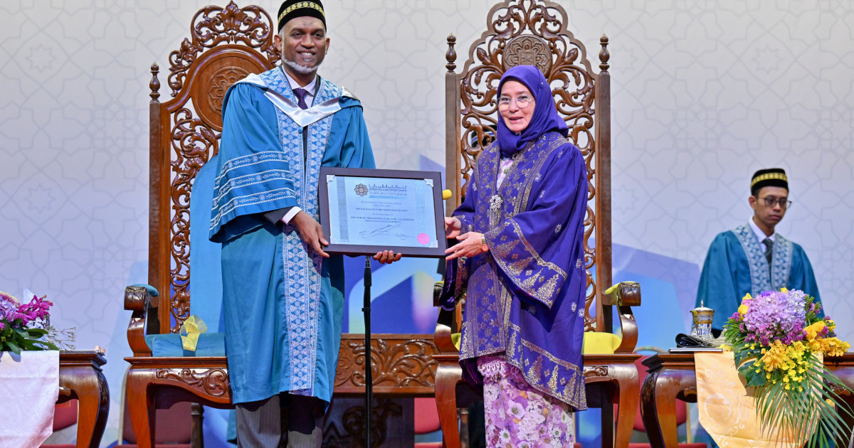 I.I.U.M In Raees Muizzu ah Honorary Doctor Aruvaafi