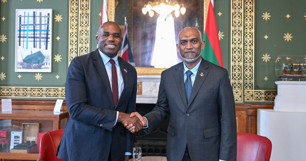 Ingireysivilaathuge Foreign Secetery Raees Aai Badhal Kuravaafi