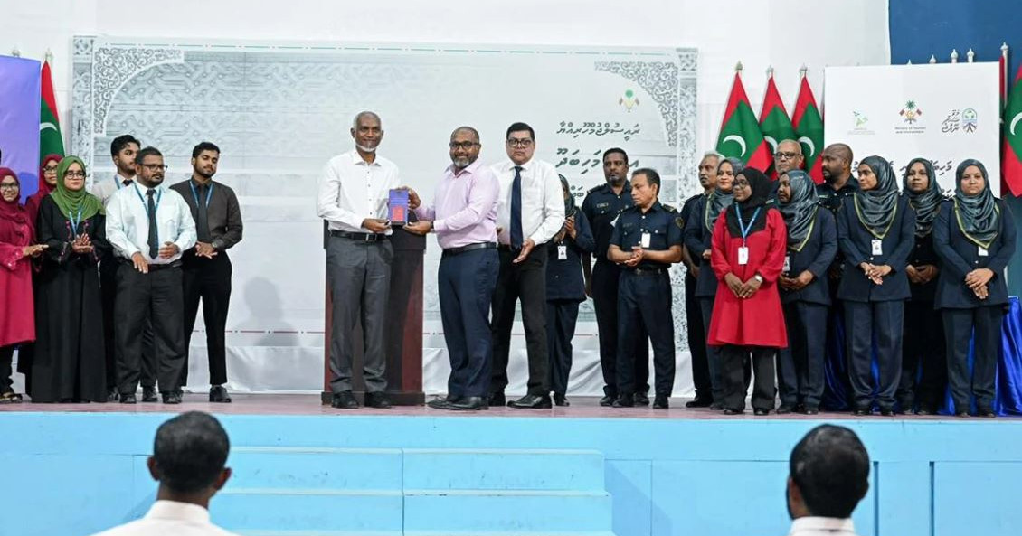 ID card aa passport ge hidhumah hurihaa atholhakah fulhaakohfi